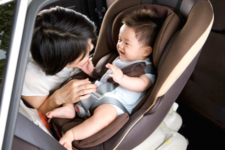 Cách cài dây an toàn ghế ngồi ô tô cho bé